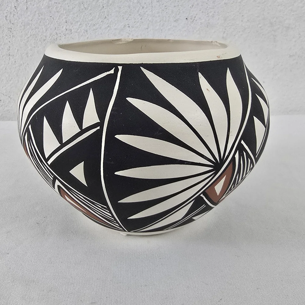 Vintage Hand  Painted Acoma Pottery Jar Signed Victorino - Picture 4 of 9